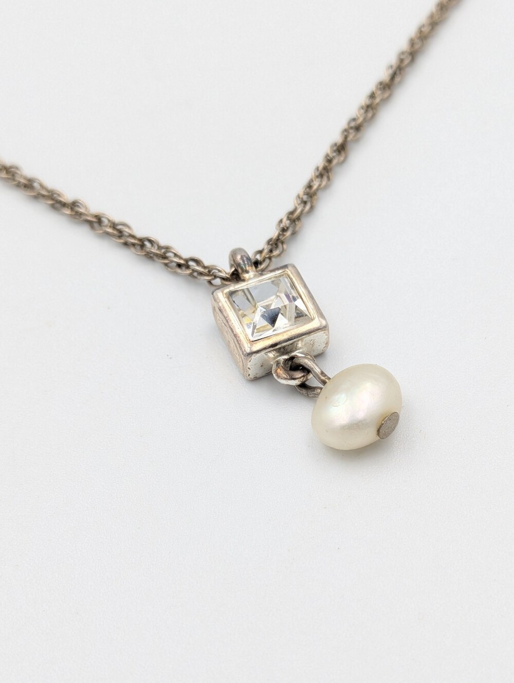5/25$   Sparkly rhinestone and pearl silver tone pendant chain necklace